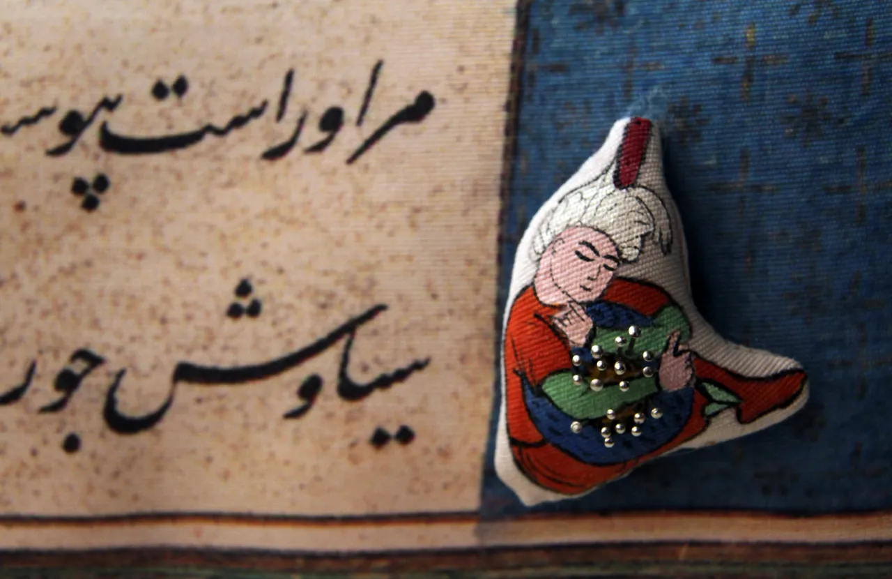 Useless Pillow - Siavash - "Useless Pillow" series - Mixed media on fabric - 70x90x35 cm - 2022
